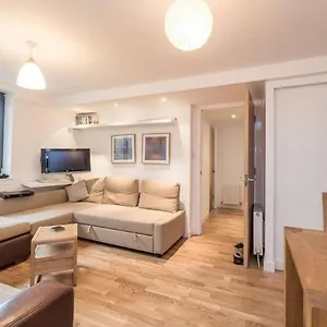 2-bedroom-apartment-off-royal-mile-accommodates-6.edinburghhotelsuk.org/