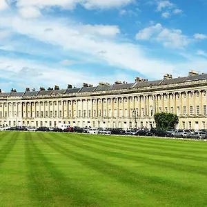 stunning-royal-crescent-apartment-with-3-bedrooms.tophotelsbath.com/